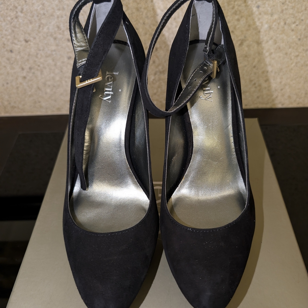 Like New Levity Black Women's Shoes